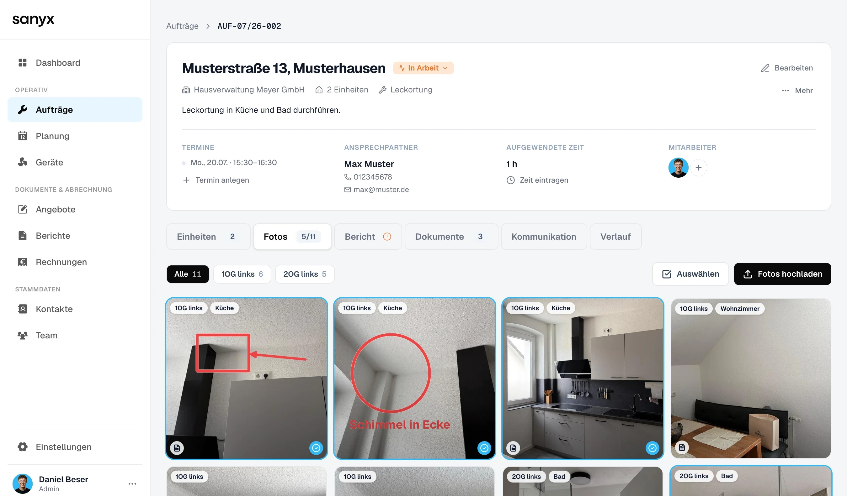 Screenshot der sanyx-Software: Auftragsansicht mit Adresse, Status „In Arbeit“, Termin und Ansprechpartner, darunter die Foto-Dokumentation mit nach Raum sortierten Bildern und eingezeichneten Schadensmarkierungen